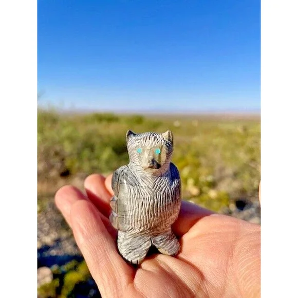 Zuni Standing Bear Fetish 2.5" x 1.25" Marble with Turquoise Eyes Hand Carved - Picture 6 of 8
